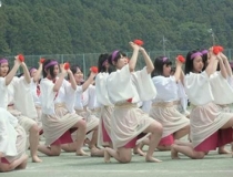 踊る群馬県立桐生女子高等学校の生徒