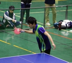 卓球をする武蔵野星城高等学校の生徒