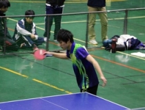 卓球をする武蔵野星城高等学校の生徒
