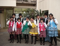 衣装を着る中山学園高等学校の生徒