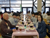 食事をする中山学園高等学校の先生と生徒