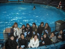 水族館にいる千葉YMCA学院の生徒